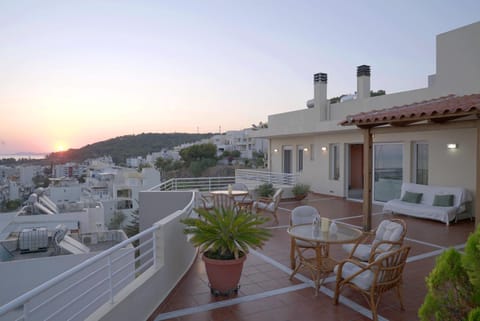 Property building, Patio, Day, Natural landscape, View (from property/room), Balcony/Terrace, Living room, Seating area, Dining area, Mountain view, Sunrise