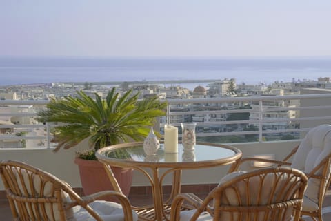 Day, Natural landscape, View (from property/room), Balcony/Terrace, Dining area, City view, Sea view