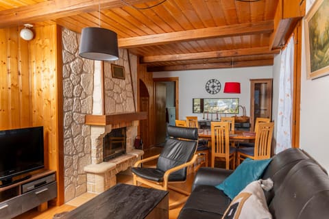 TV and multimedia, Living room, Dining area, fireplace