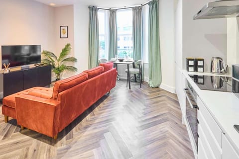 TV and multimedia, Kitchen or kitchenette, Living room, Seating area, Dining area