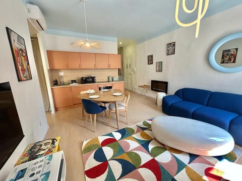 Kitchen or kitchenette, Living room, Seating area, Dining area
