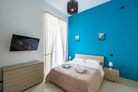 Bed, TV and multimedia, Photo of the whole room, Bedroom, towels, air conditioner