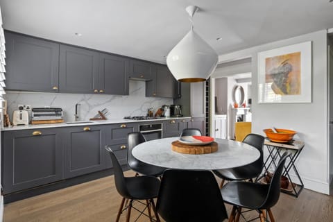 Kitchen or kitchenette, oven, pet friendly, stove