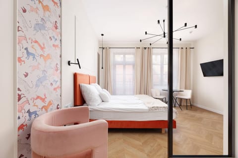 Bed, TV and multimedia, Photo of the whole room, Bedroom