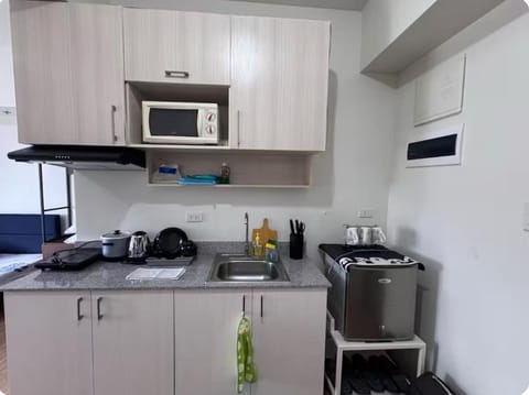 Coffee/tea facilities, oven, stove