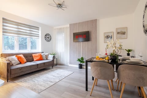TV and multimedia, Living room, Seating area, Dining area
