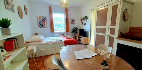 Bed, TV and multimedia, Photo of the whole room, Bedroom
