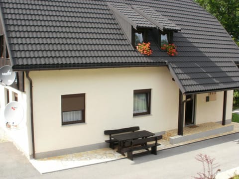 Facade/entrance, Off site