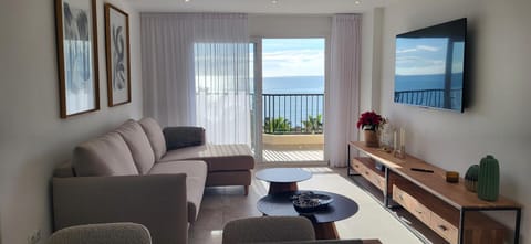 Communal lounge/ TV room, TV and multimedia, Living room, Sea view