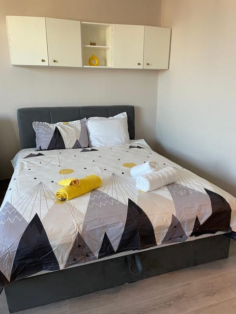 Bed, towels