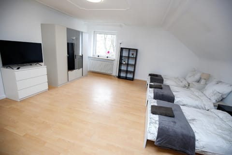 Bed, TV and multimedia, Photo of the whole room, Bedroom