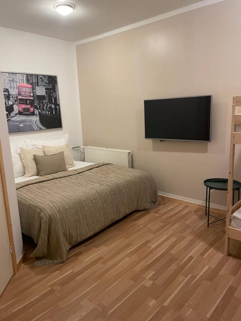 Bed, TV and multimedia, Photo of the whole room, Bedroom