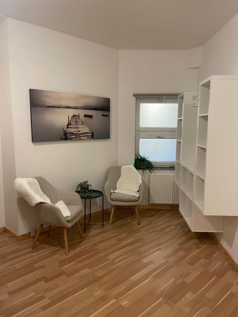 Photo of the whole room, Bedroom, wardrobe