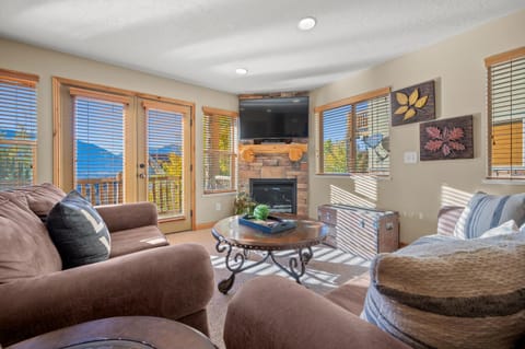 TV and multimedia, Living room, Mountain view, fireplace