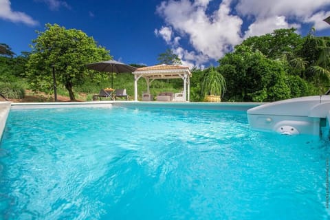 Day, Natural landscape, Swimming pool, Swimming pool, sunbed