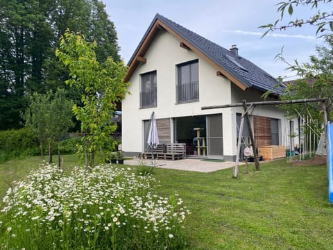 Property building, Patio, Spring, Natural landscape, Garden, Balcony/Terrace, Balcony/Terrace, Garden view, Mountain view