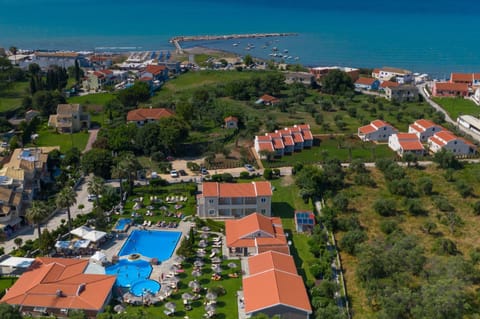 Restaurant/places to eat, Natural landscape, Pool view, Swimming pool, Breakfast