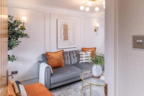 Stunning 2 bed house near Solihull for LONG STAYS - 10 mins from NEC HS2 BHX House in Solihull