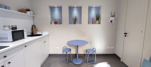 Kitchen or kitchenette, Dining area, stove