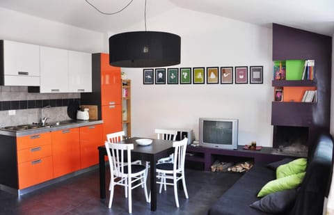 Kitchen or kitchenette, Dining area, stove