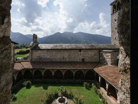 Property building, Day, Bird's eye view, Landmark view, Mountain view