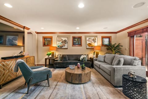 Grand Retreat Rooftop Bliss and Ocean Views House in La Jolla