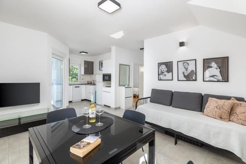 TV and multimedia, Kitchen or kitchenette, Living room, Seating area, Dining area, Evening entertainment