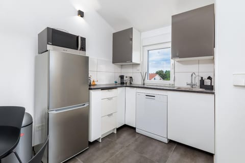 Coffee/tea facilities, Kitchen or kitchenette, dishwasher, stove, toaster