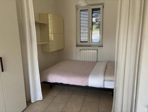 Bed, TV and multimedia, Bedroom