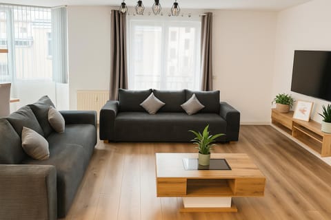 Communal lounge/ TV room, TV and multimedia, Living room, Seating area, Evening entertainment