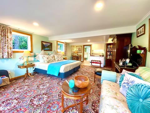 Kitchen or kitchenette, Decorative detail, Seating area, Dining area, Bedroom