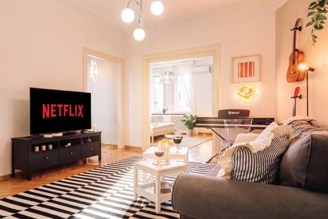 TV and multimedia, Living room, Decorative detail, Seating area