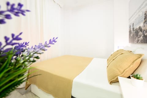 Bed, Photo of the whole room, Bedroom, internet, internet, air conditioner, air conditioner