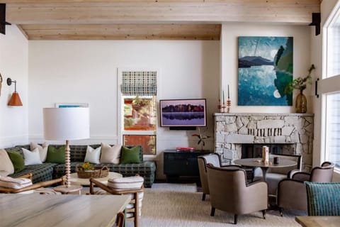 Luxury Lakefront 5 Br Home Hot Tub Arcade House in Truckee