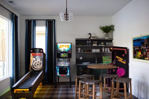 Luxury Lakefront 5 Br Home Hot Tub Arcade House in Truckee