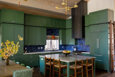 Luxury Lakefront 5 Br Home Hot Tub Arcade House in Truckee