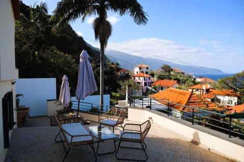 Property building, Balcony/Terrace, Dining area, Mountain view, Sea view