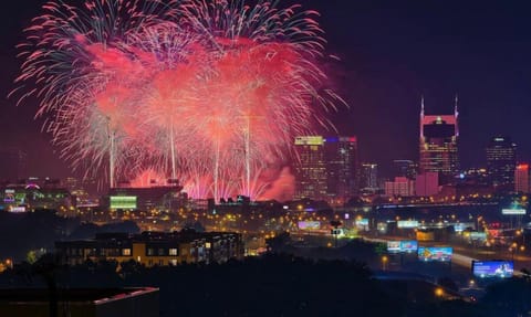 New 4BDRM House with City views, Pool Table, 5min to Downtown! Sleeps 22! House in East Nashville