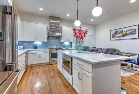 New 4BDRM House with City views, Pool Table, 5min to Downtown! Sleeps 22! House in East Nashville