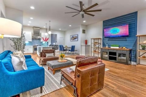 New 4BDRM House with City views, Pool Table, 5min to Downtown! Sleeps 22! House in East Nashville