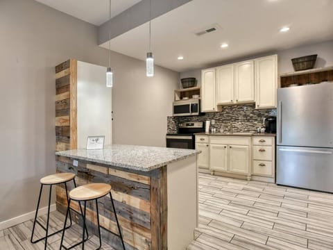 Kitchen or kitchenette, Dining area, oven