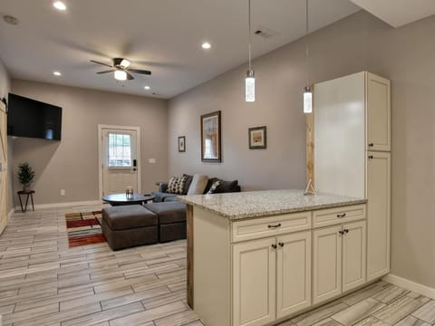 TV and multimedia, Kitchen or kitchenette, Living room