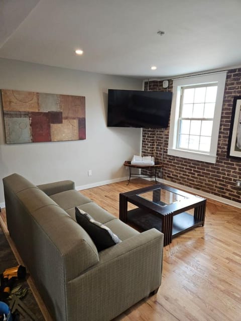 Modern 2BR in Great Location (202) Apartment in Maryville