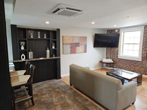 Modern 2BR in Great Location (202) Apartment in Maryville