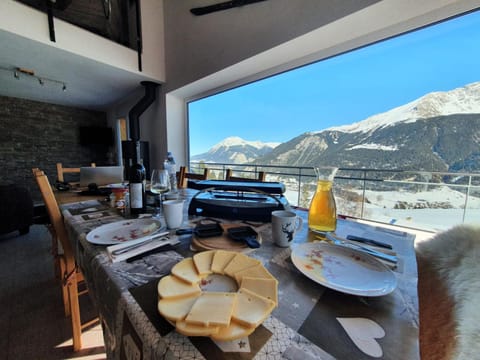 Natural landscape, Food and drinks, Dining area, Food, Mountain view