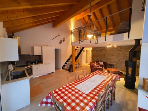 Communal lounge/ TV room, TV and multimedia, Kitchen or kitchenette, Living room, Seating area, Dining area