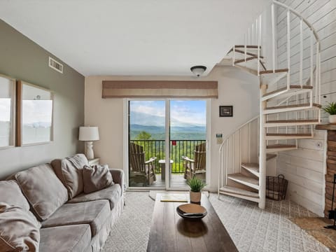 Balcony/Terrace, Living room, Mountain view
