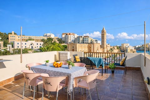 Natural landscape, Balcony/Terrace, Seating area, Dining area, City view, Sea view