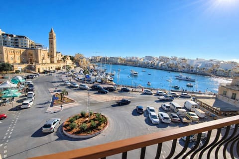 Property building, Nearby landmark, Day, Neighbourhood, Natural landscape, Bird's eye view, Balcony/Terrace, City view, Sea view, Street view, Location, Parking