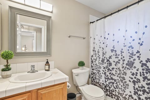 Spacious Cozy and Furnished Bedroom Private Bathroom, Close to Everything Vacation rental in Reno